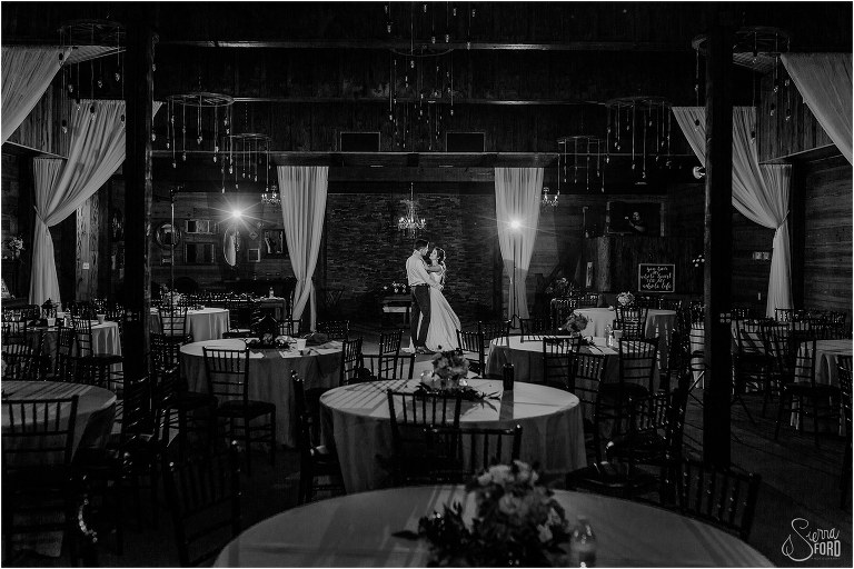 bride & groom share last dance alone at end of Club Lake Plantation wedding reception