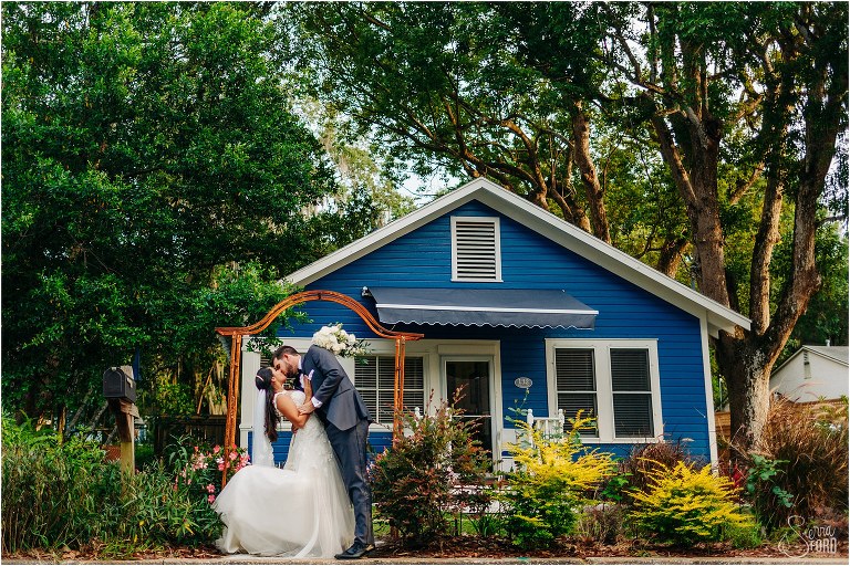 wedding couple kiss at mount dora wedding elopement